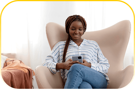 Voyageuse utilisant Afola Travel sur mobile