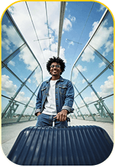 Homme d'affaires utilisant Afola Travel pour ses déplacements